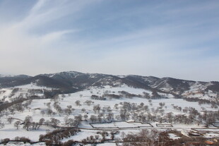 冬日雪景中的宁静山村