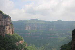 壮丽山峦峡谷景观