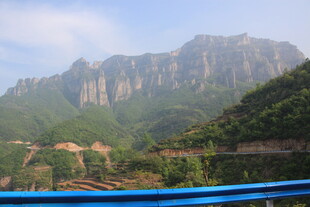 山间壮丽景色
