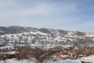 冬日雪覆山村美景