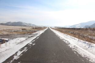 冬日旷野中的孤寂公路