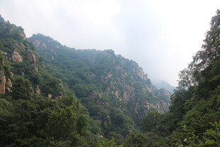 青山翠谷间的秀丽风光