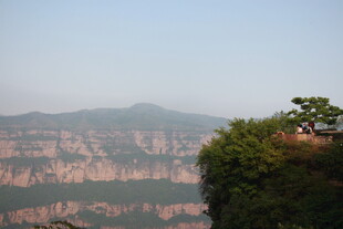 壮丽山峰与葱郁植被景观