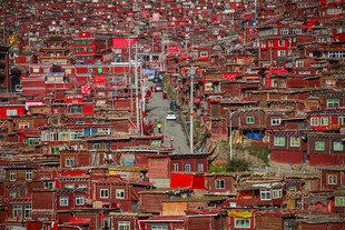 色达红房子景观