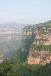 壮丽山景 悬崖峭壁绿意浓