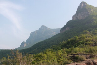 秀丽山峦与葱郁植被景观