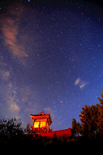 夜空下的亮灯古建筑