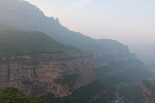 壮丽山峦景观