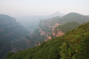 壮丽山峦间的葱郁景致