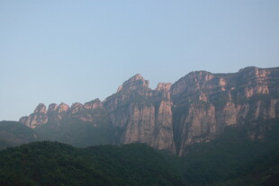 壮丽山峦景观