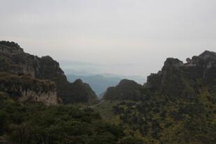 山峦叠翠的壮美自然景观