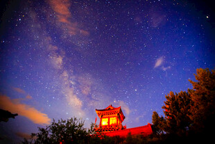 星空下的红色古建筑