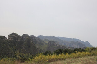 山峦草地风景图