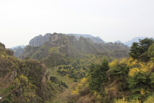 山间美景 绿意盎然的山峦