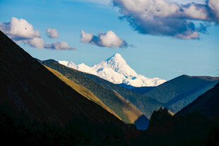 壮丽山景与云端雪峰