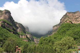 青山云雾间的壮美山景