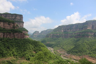 壮丽山峦间的翠绿峡谷