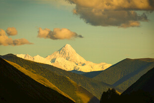 壮丽雪山于黄昏美景