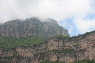 云雾缭绕的巍峨山峰