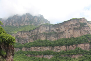 巍峨壮丽的陡峭山峦
