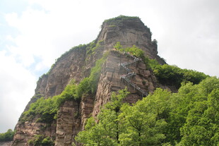 巍峨青山覆绿植