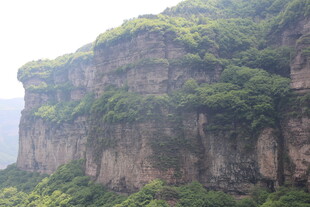 翠绿山峦 尽显自然之美