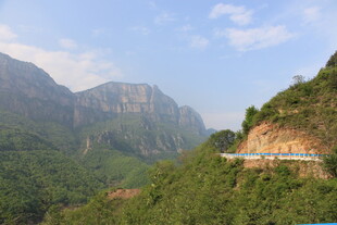 山间公路穿行于翠绿山峦