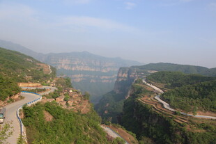 山间蜿蜒公路壮丽景观