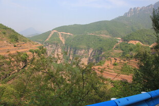 山间壮丽景色