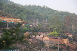 山村景色 错落房屋与山林
