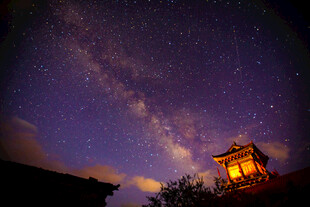 夜空下的灯火与璀璨星河