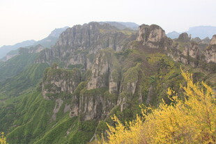 壮美山峦与绚烂植被景观