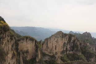 壮丽险峻的山峰景观