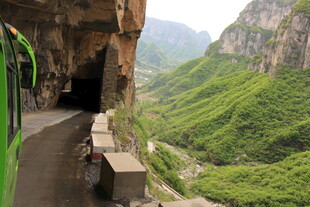 悬崖边的绿色公路奇观