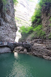 峡谷间的石桥与绿水风光