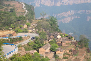 山间村落 蜿蜒公路伴美景
