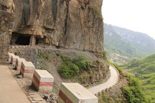 悬崖边的惊险挂壁公路
