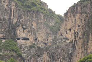 险峻山间的独特崖壁通道