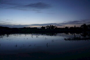 黄昏湖畔静谧美景