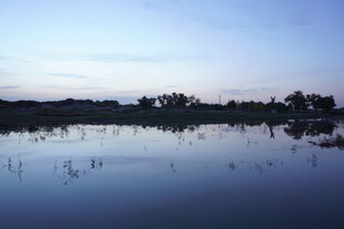 宁静湖面的黄昏倒影