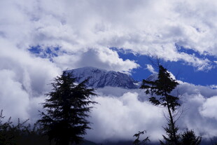 云雾缭绕中的巍峨山峰