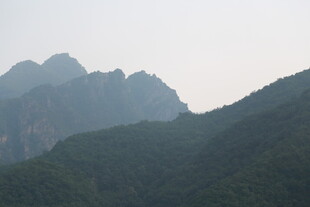 青山连绵的壮阔自然景观