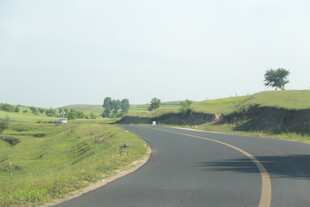 蜿蜒公路穿行于绿野之间