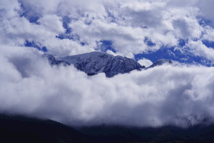 云海中的巍峨山峰