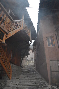 古巷中的木质与砖房建筑