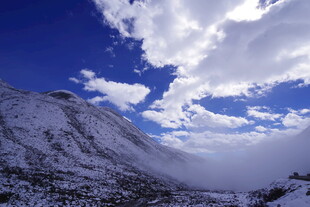 雪山云海壮丽风光