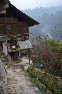 山间古朴木屋与蜿蜒小径