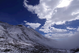 雪山云海壮丽风光