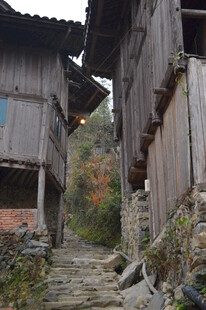 古朴山间木屋小巷
