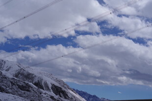 雪山蓝天间的壮丽景致